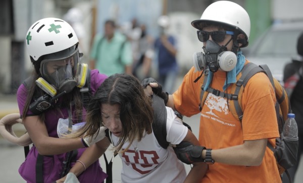 Caracas paramedici aiutano i manifestanti  feriti - Los paramédicos  ayudaron a los manifestantes afectados 