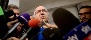 Tavecchio non molla la poltrona del calcio italiano. E schiera una difesa a uomo