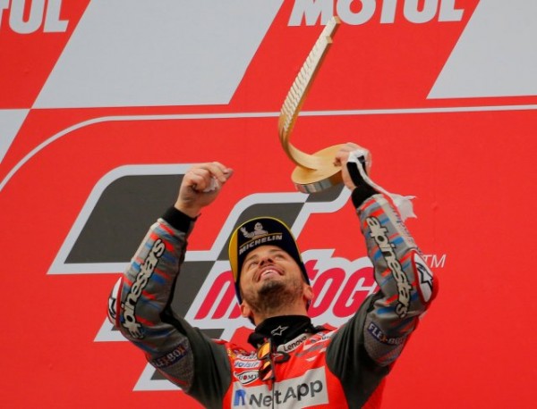 Andrea Dovizioso del Ducati Team celebra ganar la carrera en el podio 