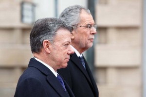 El presidente austríaco, Alexander Van der Bellen (d), y su homólogo colombiano, Juan Manuel Santos, durante la ceremonia de bienvenida previa a su reunión en la sede de la Presidencia austríaca en Viena, Austria, hoy, 26 de enero de 2018 