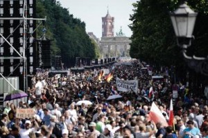 Covid, &#039;negazionisti&#039; in piazza: 300 arresti a Berlino