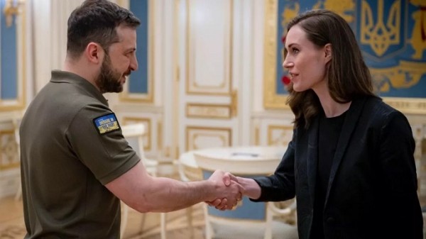 La premier finlandese Sanna Marin ha incontrato il presidente ucraino Volodymyr Zelensky, nel corso della sua visita a Kiev.