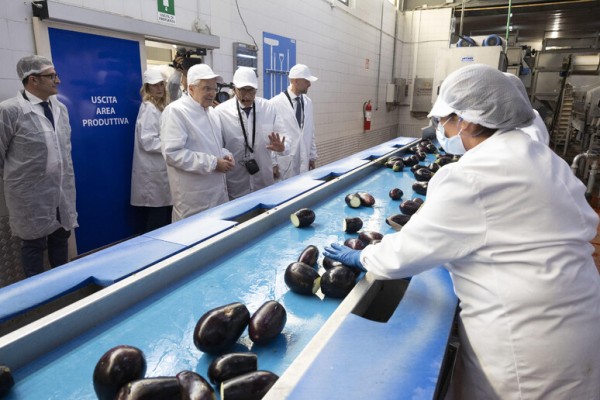 El presidente visitó una planta de procesamiento agrícola en Calabria.