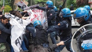 Scontri a Bologna, cinque poliziotti feriti. Tonelli (Sap): «la legalità non va in vacanza»