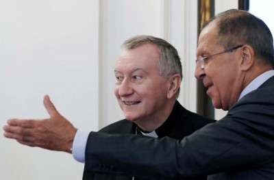 El ministro ruso de Exteriores, Sergei Lavrov (d, de espaldas), se reúne con el secretario de Estado Vaticano, el cardenal Pietro Parolin, en Moscú (Rusia) 