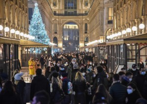 Coronavirus in Italia: 16308 contagi e 553 morti. Tra esodo e shopping, il weekend prima del lockdown di Natale