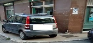 Parcheggio incivile: è reato bloccare un’altra auto