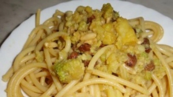 Bucatini con brócoli siciliano