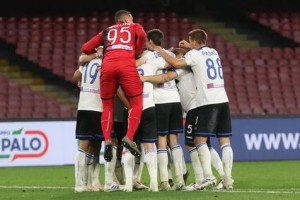 Atalanta aprovecha relajación del Napoli