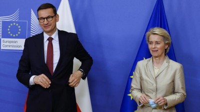 La presidente della Commissione europea Ursula von der Leyen (a destra) con il primo ministro polacco Mateusz Morawiecki. 