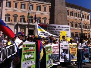 Roma gli italo-venezuelani in piazza con Antonio Tajani, Pier Ferdinando Casini protesta contro governo Lega-M5S- Maie (Video)