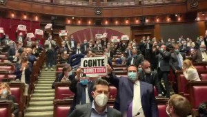 Il centrodestra &#039;occupa&#039; la Camera per protesta: &quot;Premier caudillo&quot; “Conte dimettiti”