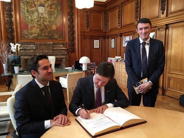 Missione istituzionale a Reims, il sindaco Nardella firma il libro d’oro