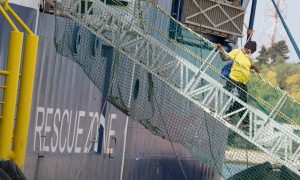 Una migrante sbarca dalla Geo Barents a Brindisi