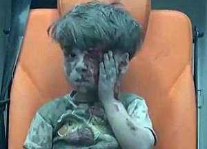 Siria: &#039;è morto il fratellino del piccolo Omran&#039; È a Firenze arriva Ahmed, il tredicenne egiziano che vuole salvare il fratellino