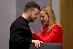 Giorgia Meloni junto a Volodimir Zelensky en un encuentro en Bruselas el 9 de febrero pasado