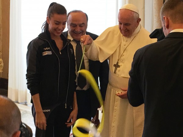 Papa Francesco con il nastro delle farfalle della ritmica