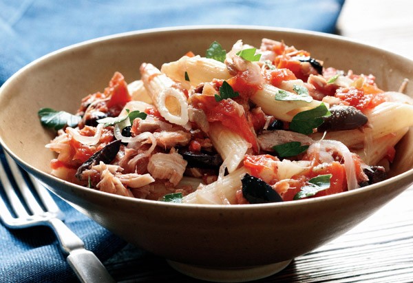 Ensalada de pasta, atún y pimientos asados