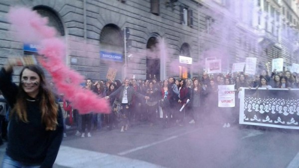 Perché i telegiornali hanno oscurato la manifestazione delle donne? Foto