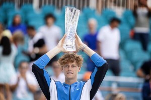 Jannik Sinner y su trofeo