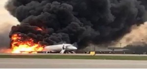 Mosca: aereo in fiamme durante l&#039;atterraggio,  tredici morti e diversi feriti.