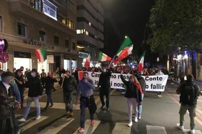 Roma, guerriglia in piazza del Popolo, una decina i dimostranti fermati