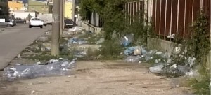 Taranto – Talsano - E’ normale lasciare invadere la zona del mercato da tanta plastica?