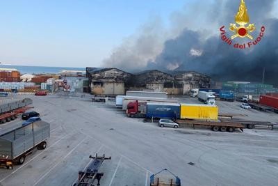 Ancona, incendio al porto. De Micheli: &quot;Esclusi materiali tossici&quot;
