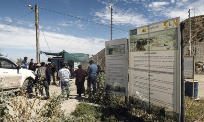 I parenti dei lavoratori aspettano all&#039;ingresso della miniera La Esperanza, dove almeno 27 persone sono morte