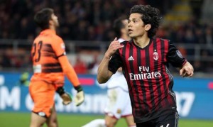 Milan gana y se pone a tiro de Inter