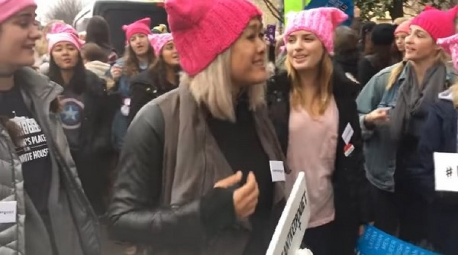 Alla marcia anti-Trump 26 ragazze cantano insieme, il video diventa virale