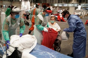 España supera a Italia en contagiados Suma 932 muertes en un día, 117.710 contagiados