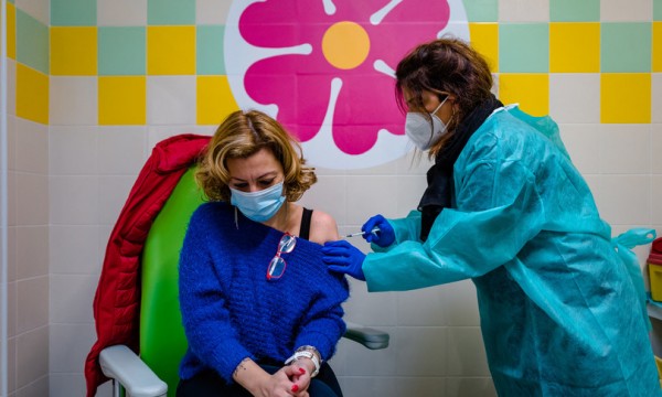 Coronavirus in Italia 13.764 nuovi casi Covid e 71 morti. La positività è al 2,1%: bollettino 25 novembre