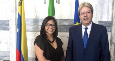 El ministro de Asuntos Exteriores de Italia, Paolo Gentiloni y la canciller venezolana Delcy Rodríguez