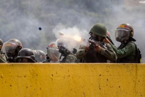 Venezuela: ucciso giovane manifestante. La Santa Sede chiede di consentire l&#039;ingresso di cibo e medicine, data delle elezioni