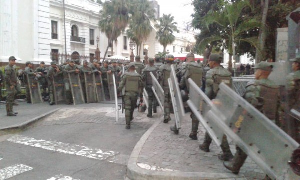 Fuerzas represoras del régimen de Maduro vuelven a tomar la sede del legislativo venezolano