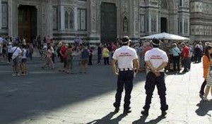 Firenze - interventi anti abusivismo commerciale, ieri sequestrati 370 oggetti. Due denunce e due multe da 5.000 euro