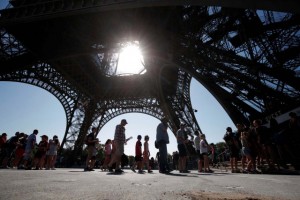Turistas hacen cola en la oficina de información durante huelga de trabajadores de la Torre Eiffel