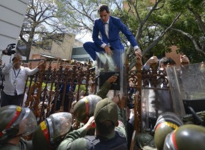 Maduro ci riprova: tenta la via del golpe parlamentare ma Juan Guaidó è rieletto