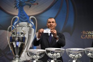 Ruud Gullit mostra il nome del Napoli nel sorteggio per gli ottavi di Champions League