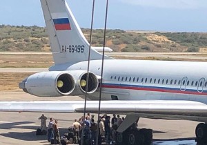 Spagna, un rifugio per Maduro? Due aerei delle forze armate russe atterrano a Caracas