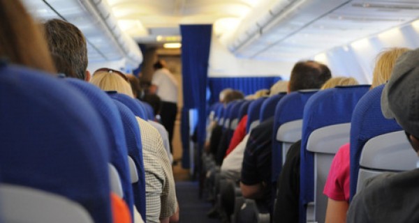Una decisión de las autoridades de la aeronáutica civil de Estados Unidos permite seguir reduciendo el espacio entre asientos en las cabinas de los aviones