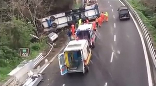 Tir piomba su cantiere in autostrada: due operai morti sul colpo. Arrestato l’autista