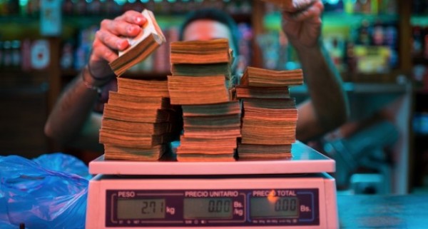 Venezuela, dove il denaro ormai non si conta. Si pesa