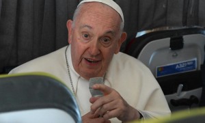 La conferenza stampa di Papa Francesco di ritorno da Lisbona