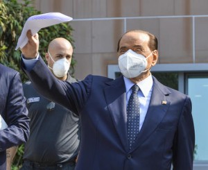 Coronavirus, Berlusconi lascia il San Raffaele: &#039;La prova più pericolosa della mia vita&#039;