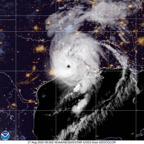 L&#039;uragano Laura perde forza, declassato a categoria 2