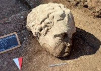 La testa marmorea emersa dagli scavi in via Alessandrina, a Roma