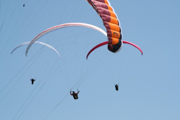 Parapendio in volo nei cieli del Grappa