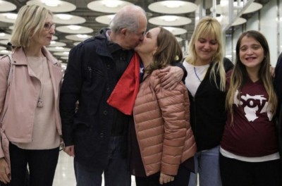 El emotivo encuentro entre Ledezma y su familia, hoy, en Madrid